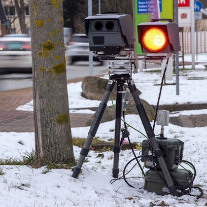 Der rote Blitz einer mobilen Geschwindigkeitsmessung