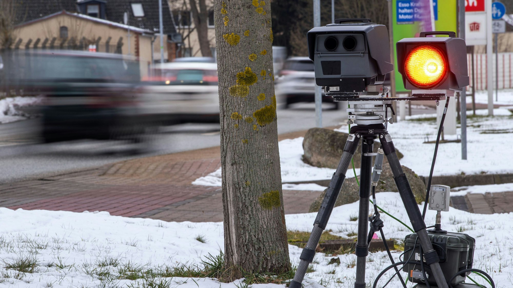 Der rote Blitz einer mobilen Geschwindigkeitsmessung