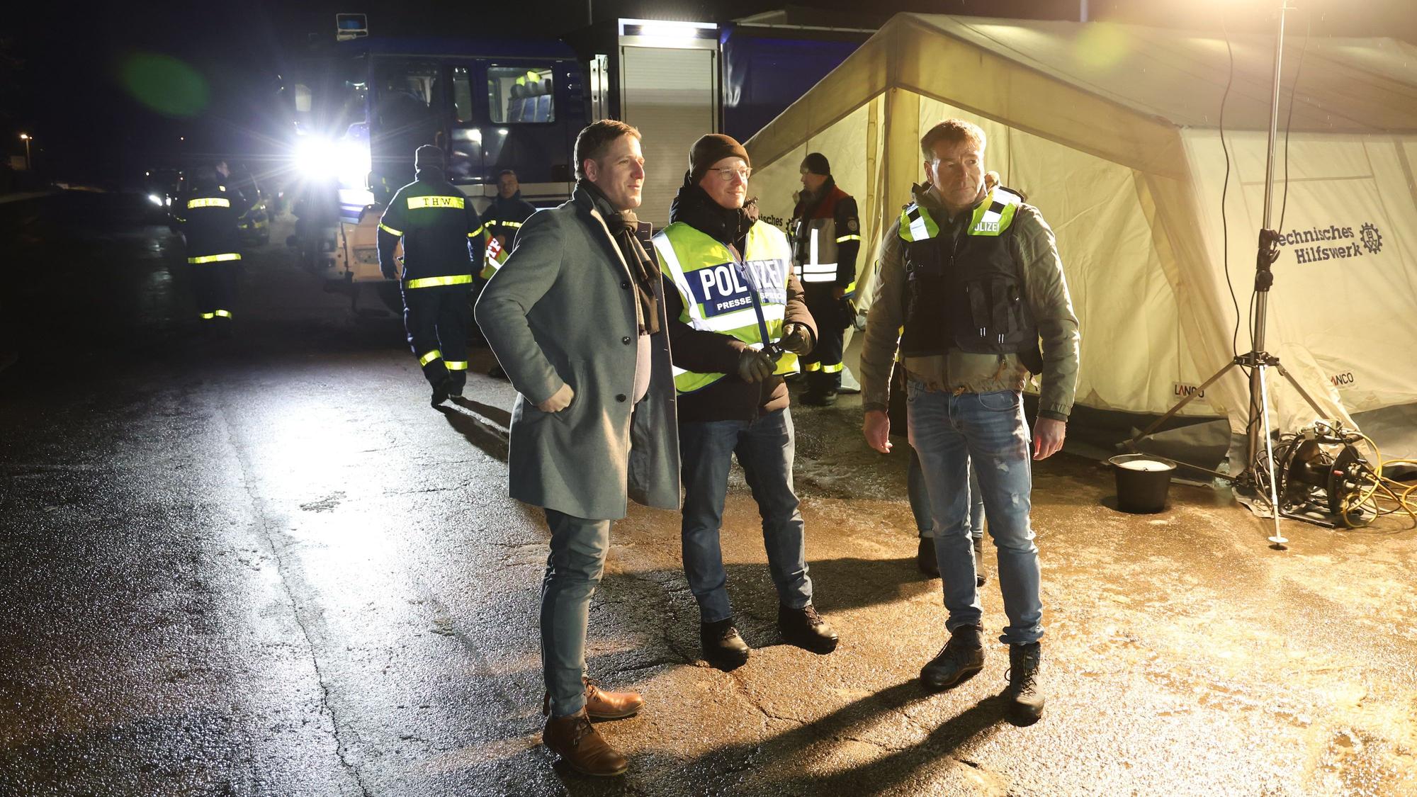 Landrat Markus Ramers informiert sich im Dunkeln bei Kripochef Ulrich Linden und Presseprecher Franz Küpper über den Verlauf der Kontrollaktion.