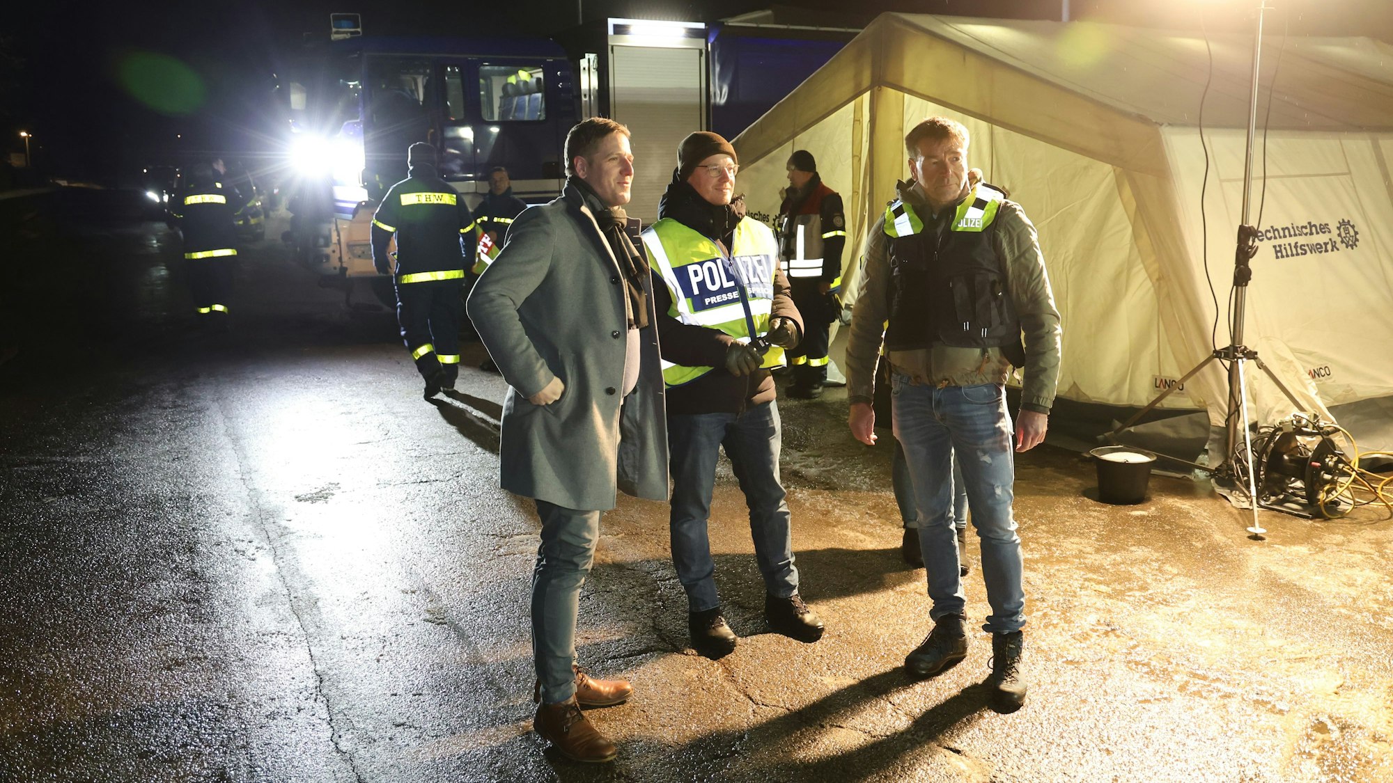 Landrat Markus Ramers informiert sich im Dunkeln bei Kripochef Ulrich Linden und Presseprecher Franz Küpper über den Verlauf der Kontrollaktion.