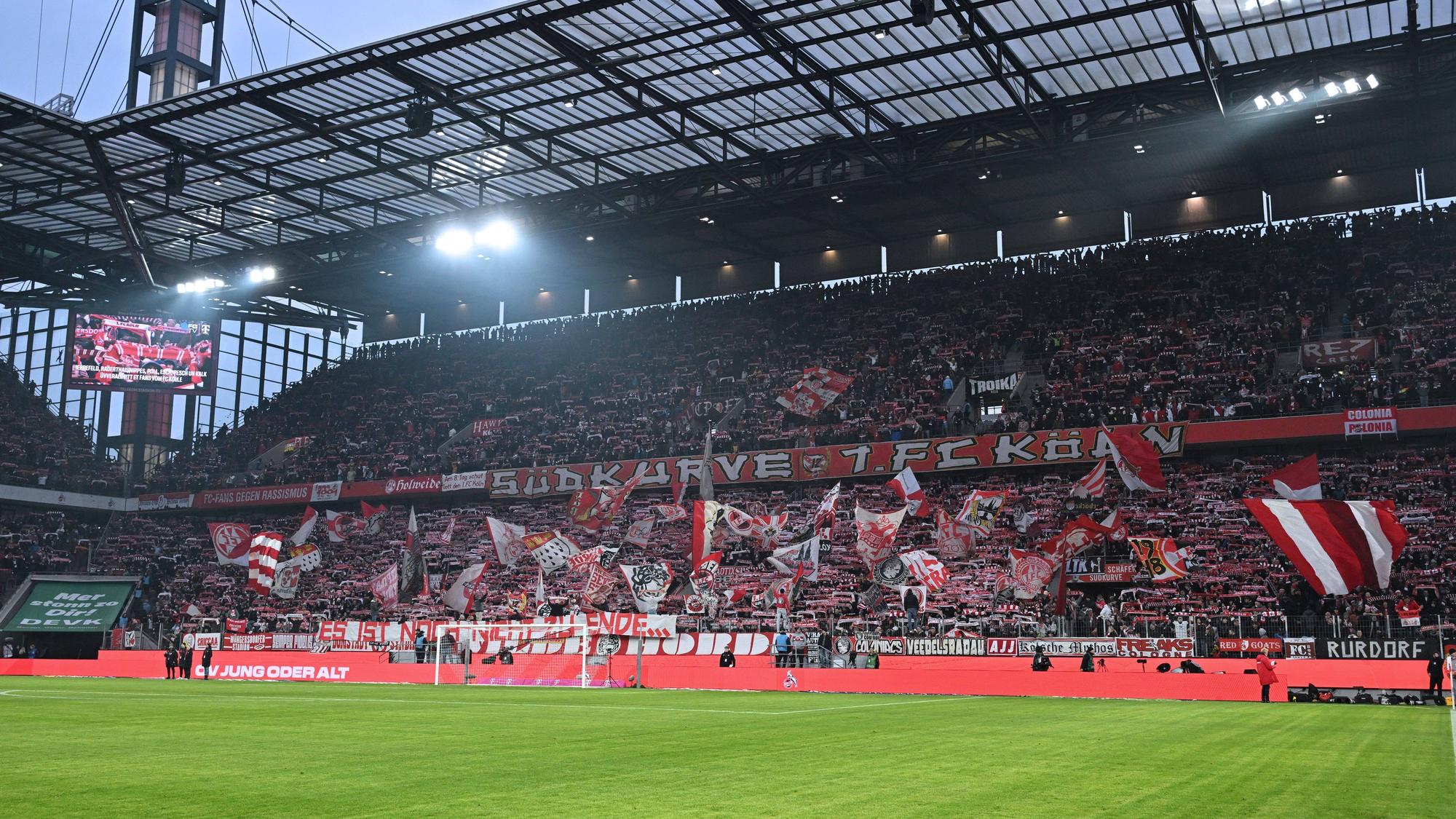 Stimmung der Fans in der Südkurve des Rhein Energie Stadions vor dem Spiel