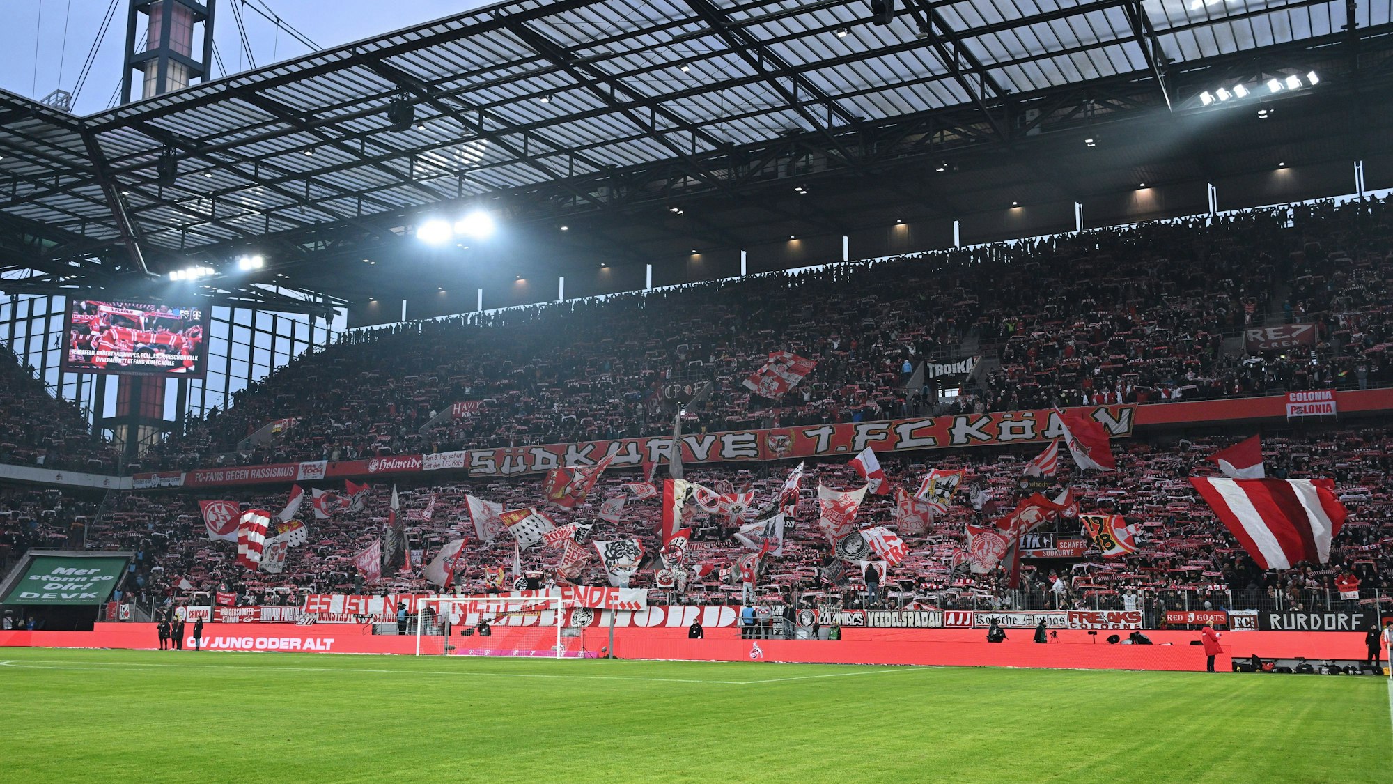 Stimmung der Fans in der Südkurve des Rhein Energie Stadions vor dem Spiel