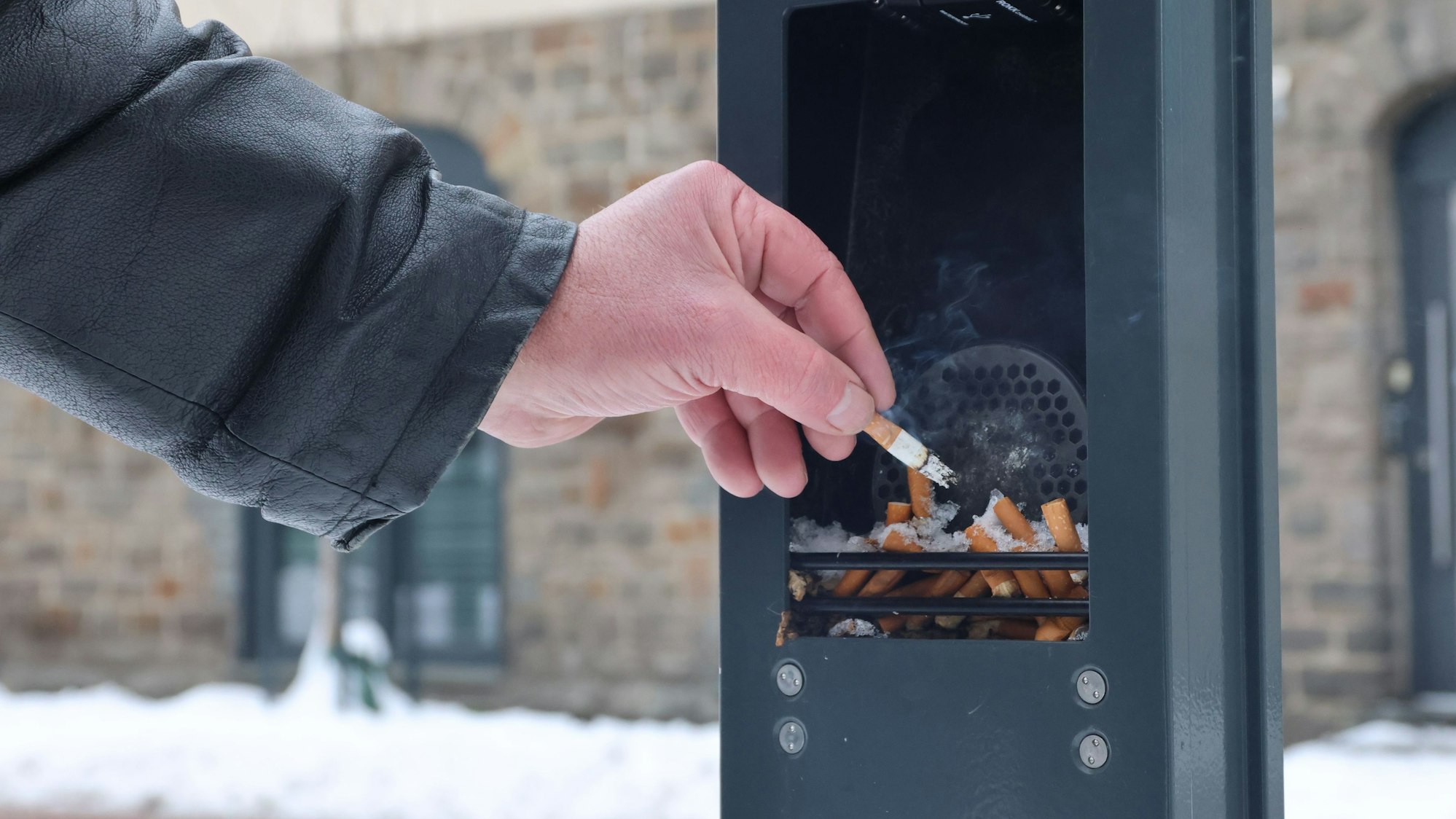 Gerade landen eher Zigarettenstummel als Handys in den Ladestationen an der Waldbröler Kaiserstraße. Zwei Säulen bieten dort die Möglichkeit, das Smartphone kostenlos aufzuladen. Das Foto zeigt die Station an der Einmündung zur Gerichtsstraße.