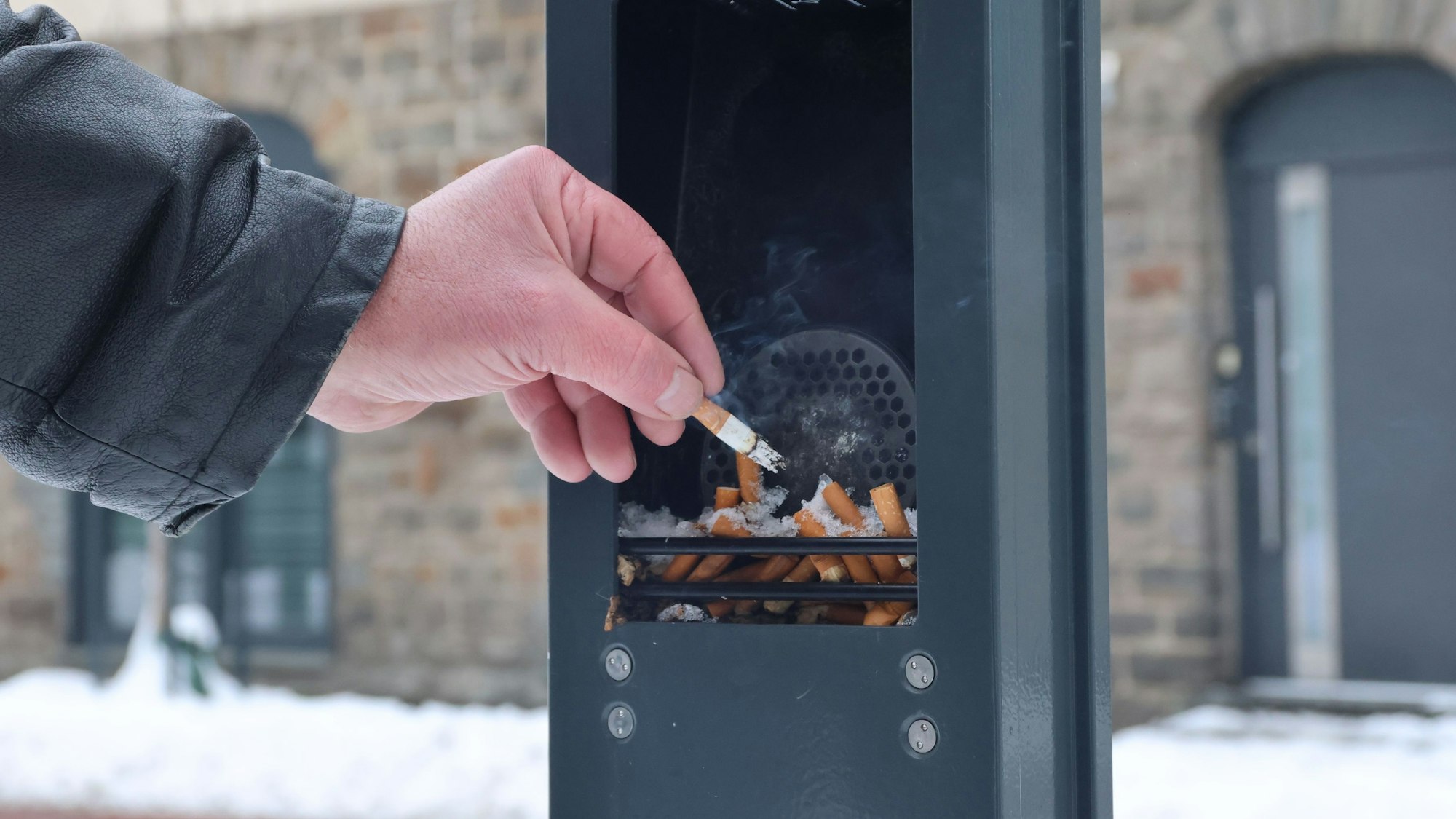 Und so wird‘s nicht gemacht: Zigarettenkippen und andere Müll haben in den Induktionsfächern an den beiden Ladesäulen in Waldbröl nichts zu suchen.
