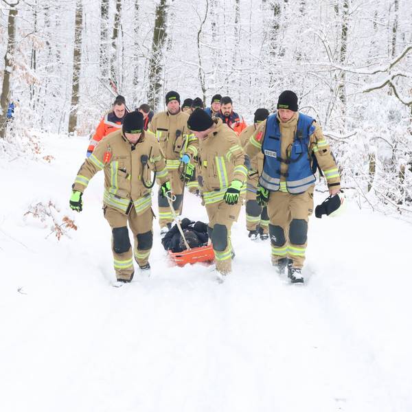 Verletztentransport durch die Feuerwehr.