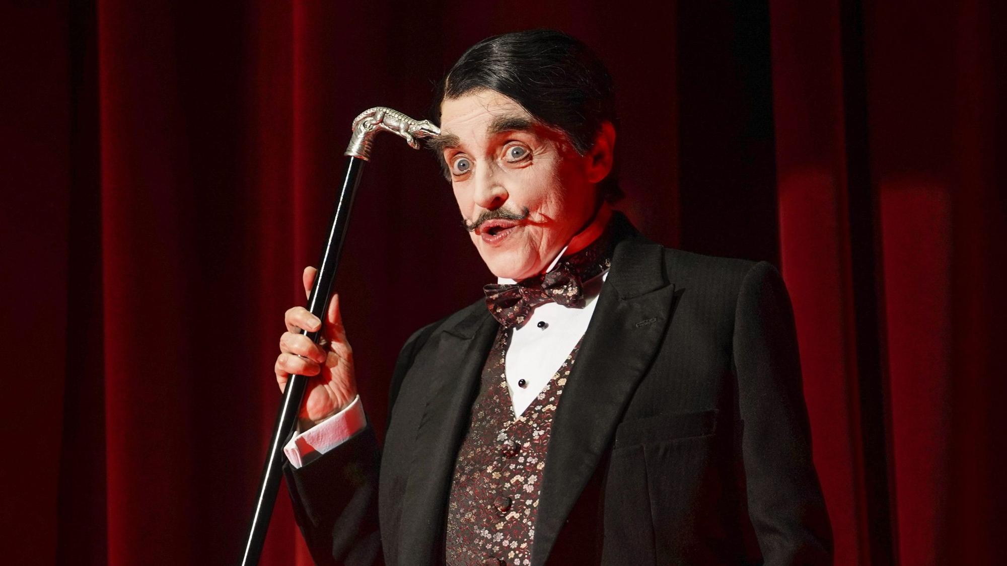 Die Schauspielerin Katharina Thalbach als Privatdetektiv Hercule Poirot steht bei einer Fotoprobe zu «Mord im Orientexpress» auf der Bühne im Schillertheater.