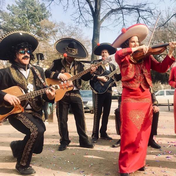 Das geht zu weit – oder doch nicht? Eine folkloristische Tanzgruppe im Karneval hat ihren Spaß. Oder fällt das schon unter kulturelle Aneignung?