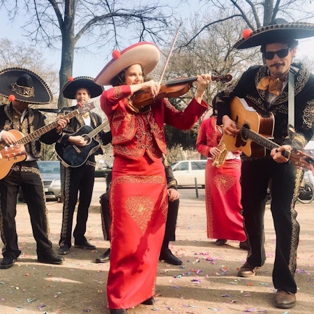 Das geht zu weit – oder doch nicht? Eine folkloristische Tanzgruppe im Karneval hat ihren Spaß. Oder fällt das schon unter kulturelle Aneignung?