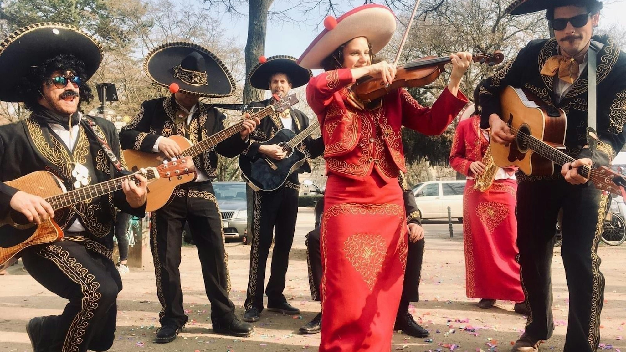 Das geht zu weit – oder doch nicht? Eine folkloristische Tanzgruppe im Karneval hat ihren Spaß. Oder fällt das schon unter kulturelle Aneignung?