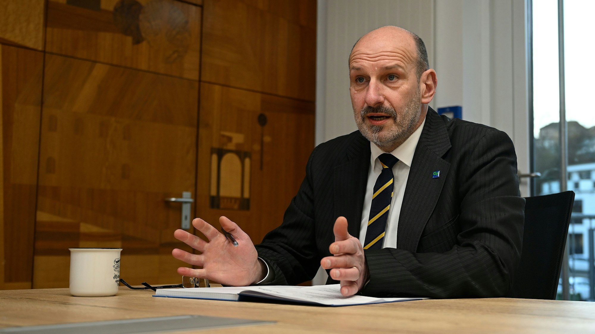 Das Foto zeigt den Overather Bürgermeister Christoph Nicodemus