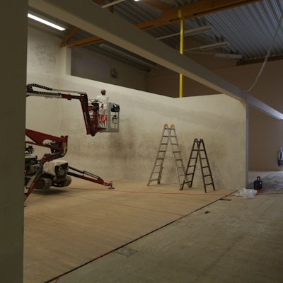 Das Foto zeigt Renovierungsarbeiten im Sportpark Nümbrecht.