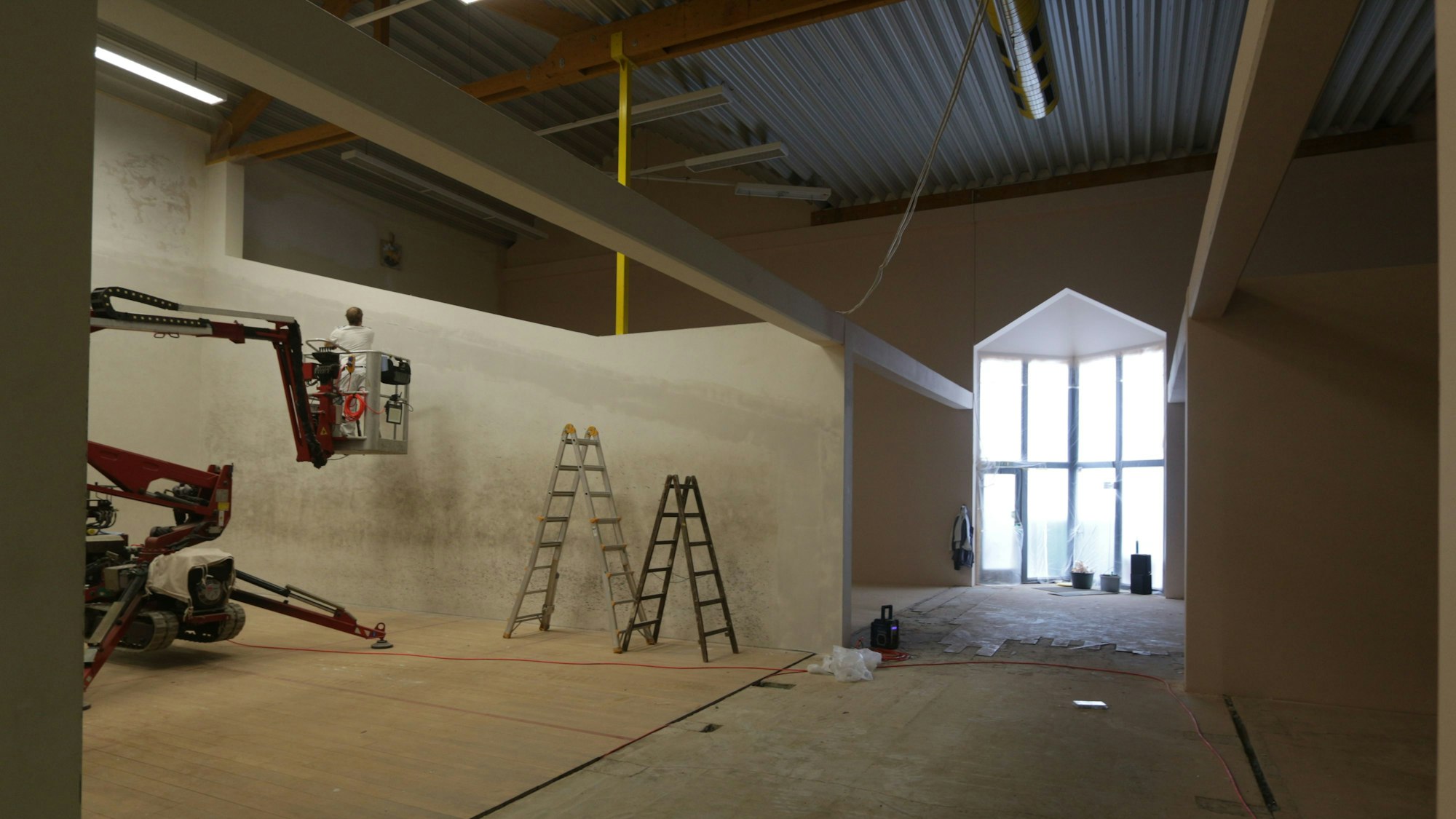 Das Foto zeigt Renovierungsarbeiten im Sportpark Nümbrecht.