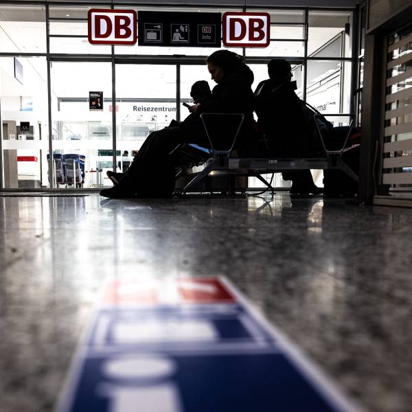 Nach mehreren Streiks sind die Tarifverhandlungen zwischen Deutscher Bahn und GDL festgefahren. Die Deutsche Bahn will aber nun mit einem neuen Angebot Bewegung in die Sache bringen. (Symbolbild)