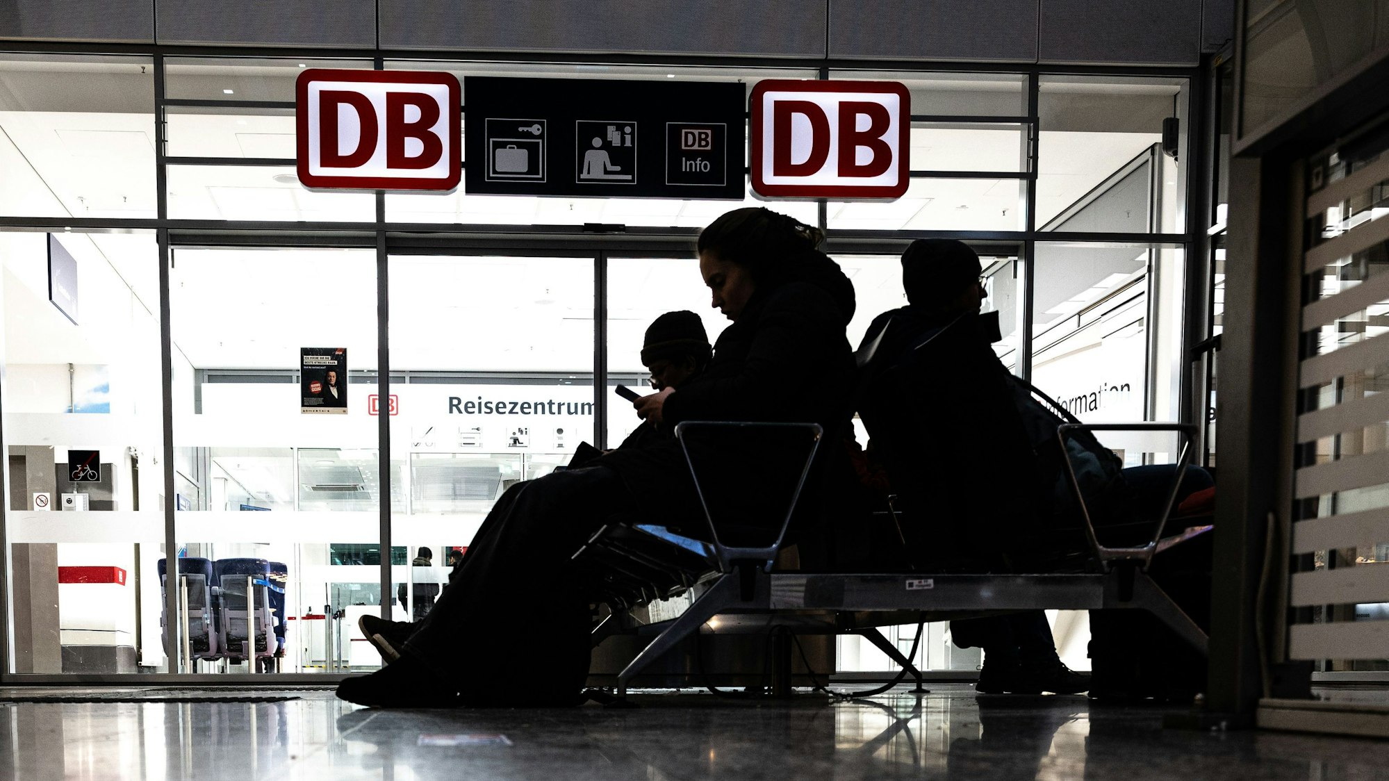 Nach mehreren Streiks sind die Tarifverhandlungen zwischen Deutscher Bahn und GDL festgefahren. Die Deutsche Bahn will aber nun mit einem neuen Angebot Bewegung in die Sache bringen. (Symbolbild)