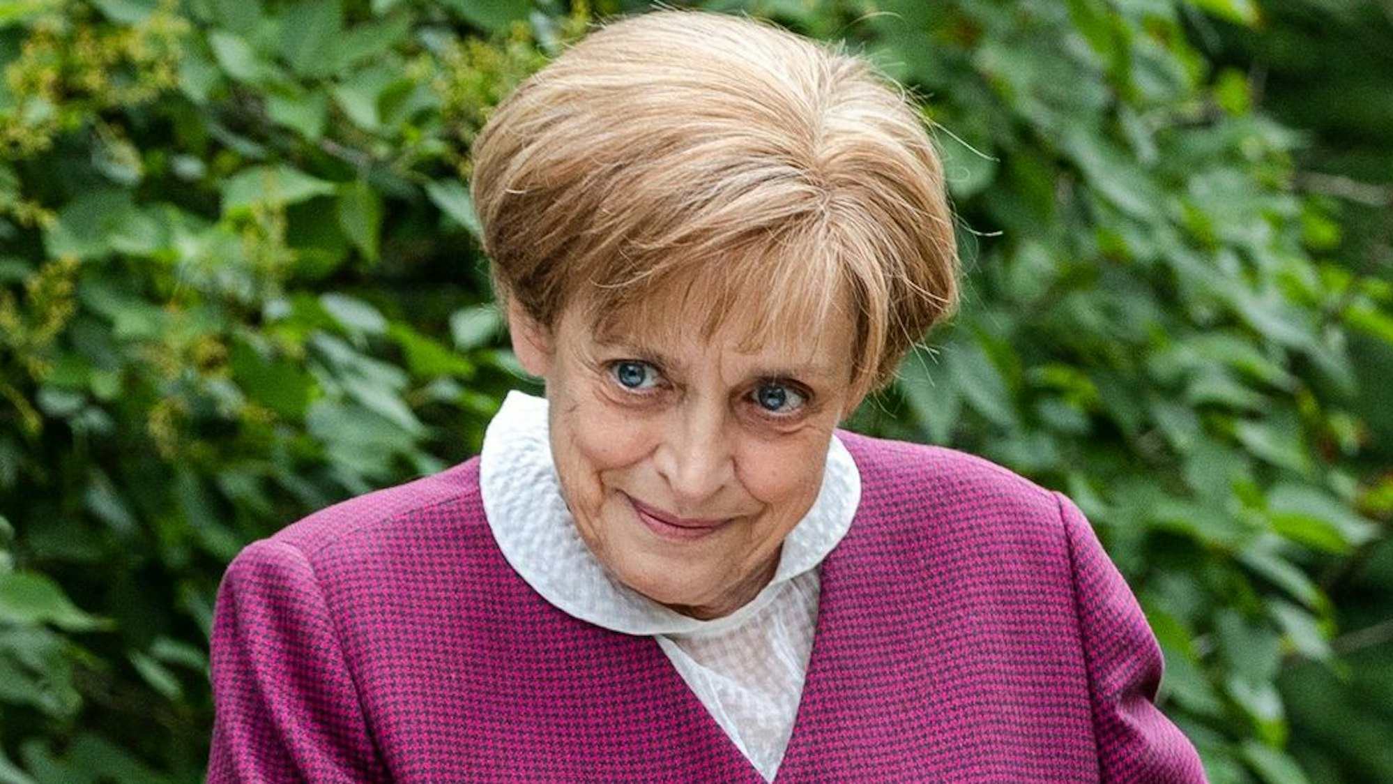 HANDOUT - 09.06.2022, ---: Miss Merkel (Katharina Thalbach, 4.v.l.) löst den Mordfall