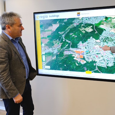 Geschäftsführer Markus Böhm und Mitarbeiterin Miriam Stork vom Euskirchener Energieversorger e-regio vor einer Ansicht des digitalen Zwillings zur Erstellung der Kommunalen Wärmeplanung für die Stadt Mechernich.