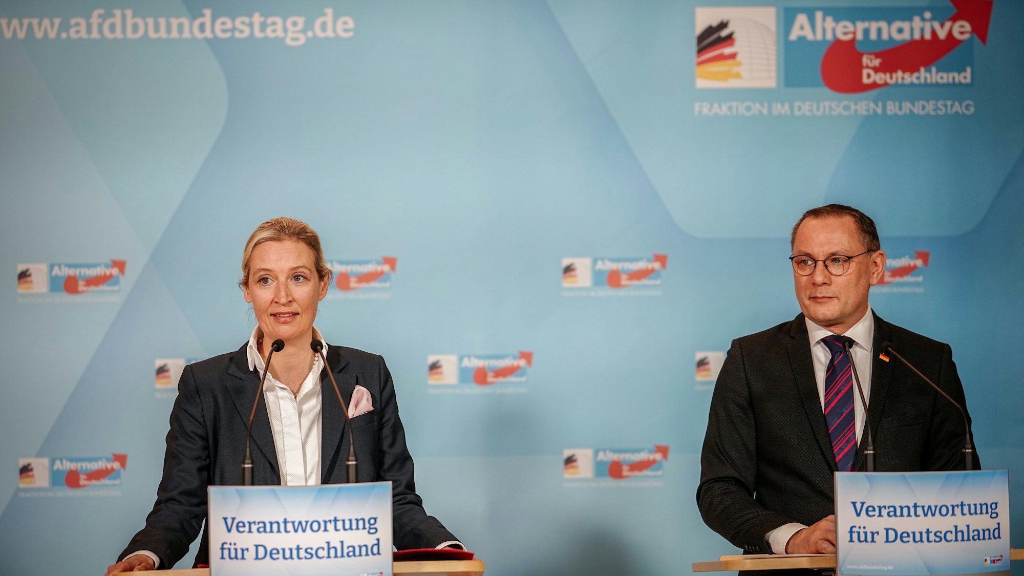 Alice Weidel, AfD-Bundesvorsitzende und Fraktionsvorsitzende der AfD, und Tino Chrupalla, AfD-Bundesvorsitzender und Fraktionsvorsitzender der AfD, geben zu Beginn der Fraktionssitzung ihrer Partei ein Pressestatement.