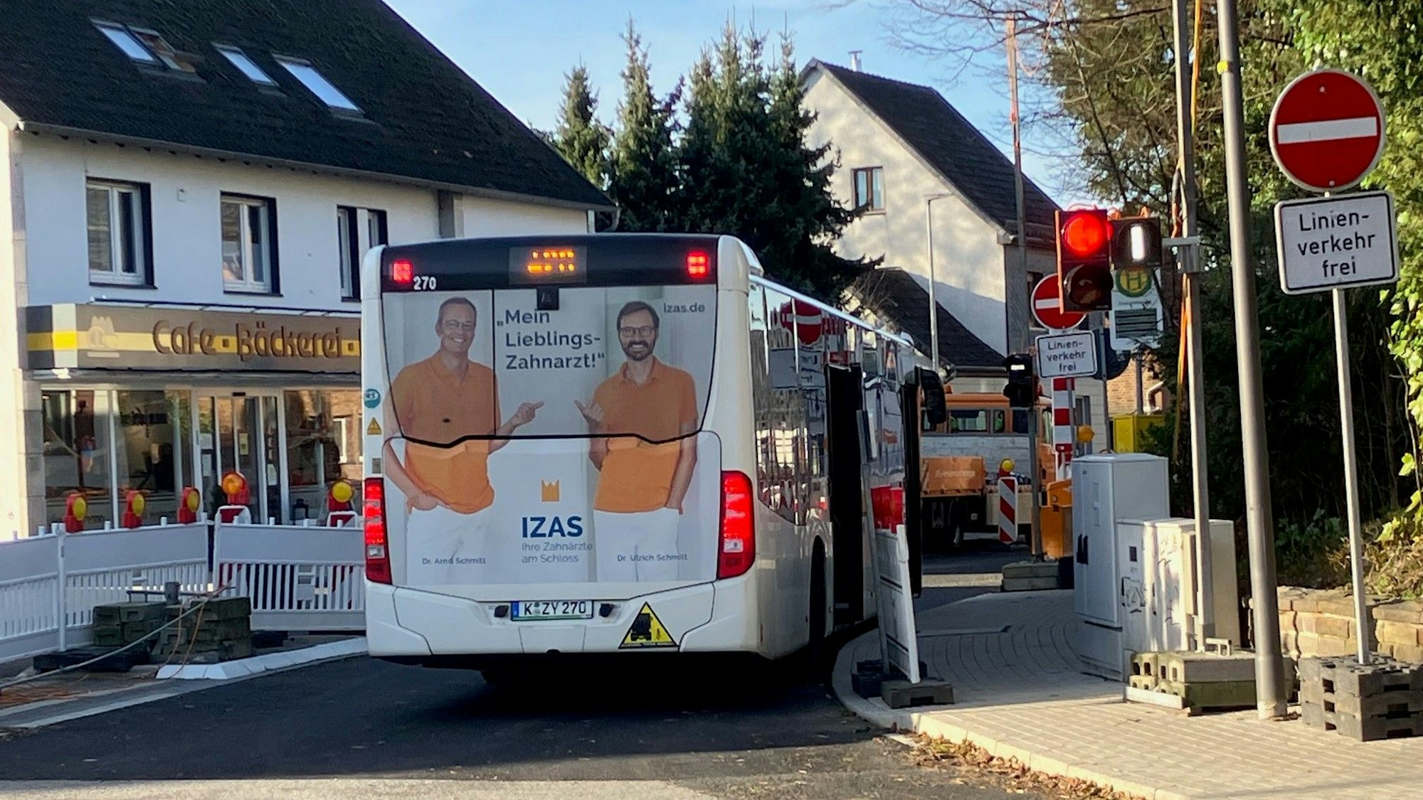 Ein Bus in der Baustelle der Ortsdurchfahrt Heiligenhaus