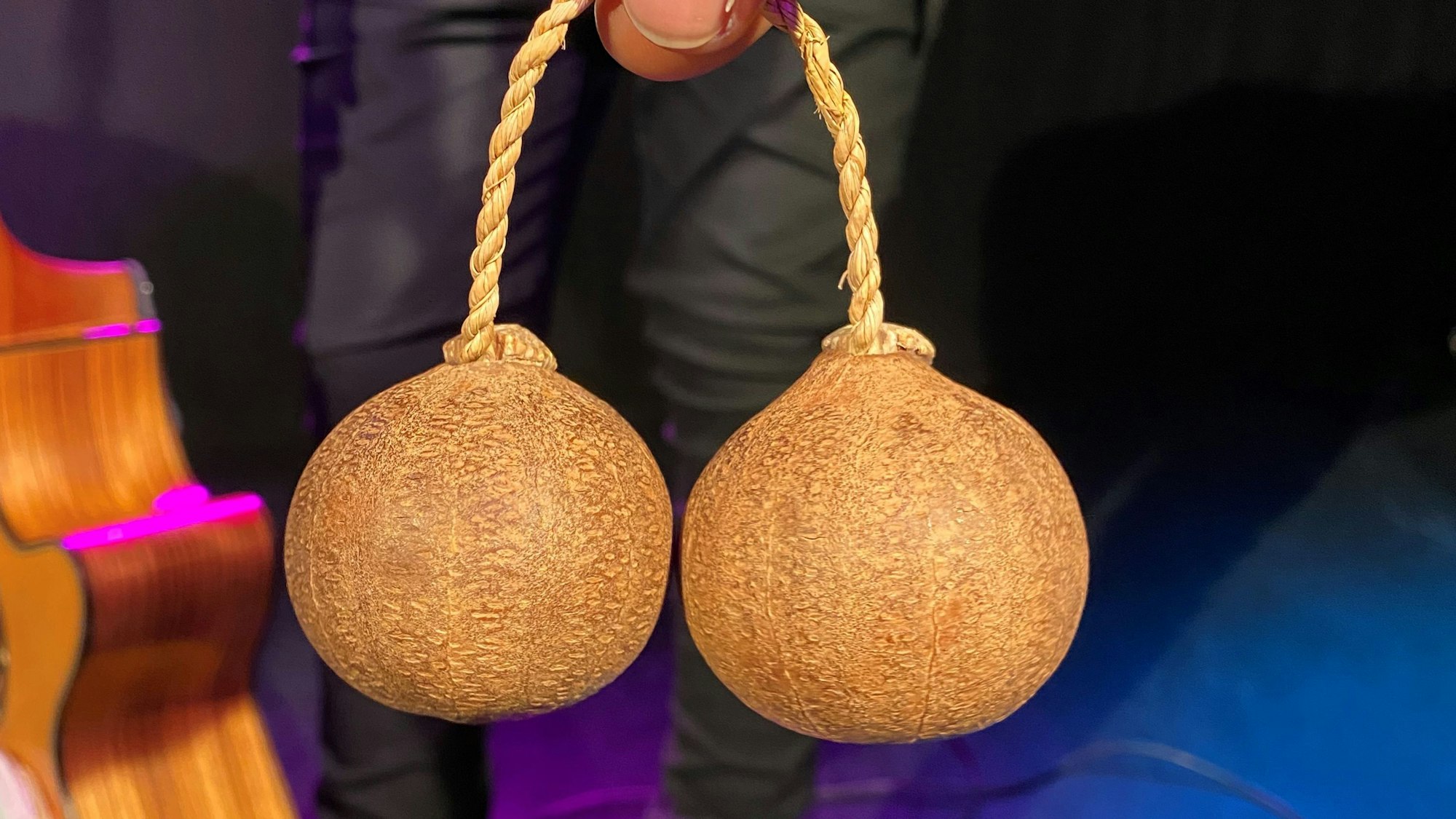 Melchi Vepouyoum greift bei seinem Auftritt im Theater am Lohmarkt auch zu Instrumenten aus seiner Heimat Kamerun: Doppelballrasseln.