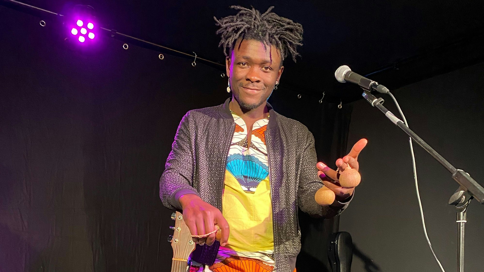 Melchi Vepouyoum bei seinem Auftritt im Theater am Lohmarkt.