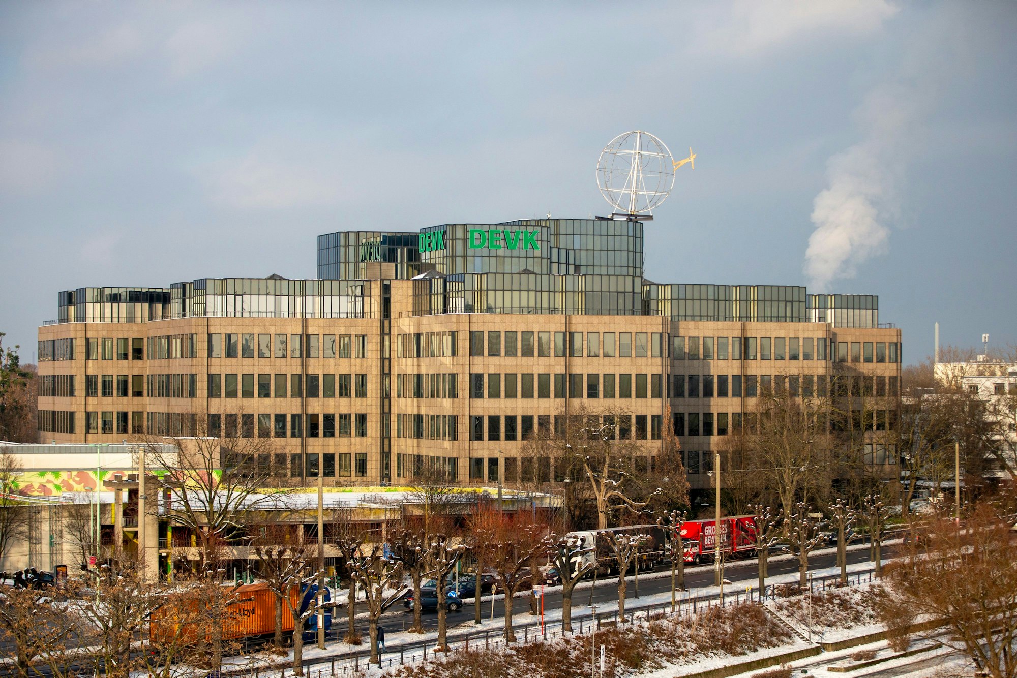 Die bisherige DEVK-Zentrale am Rheinufer in Köln-Riehl.