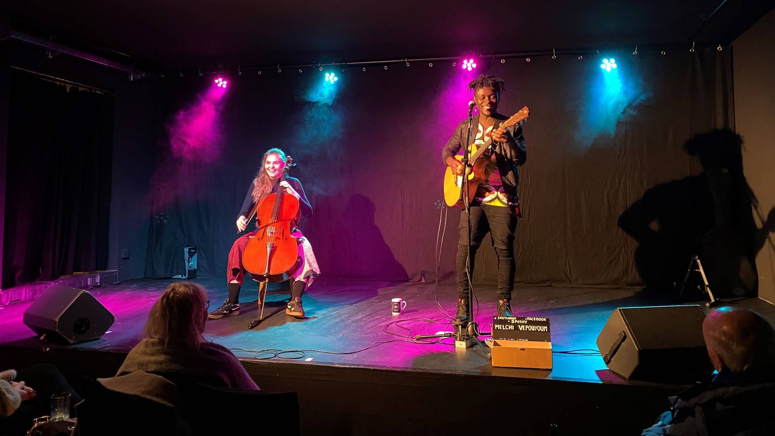 Melchi Vepouyoum bei seinem Auftritt im Theater am Lohmarkt. Leonie Wollersheim begleitete den Musiker am Cello.
