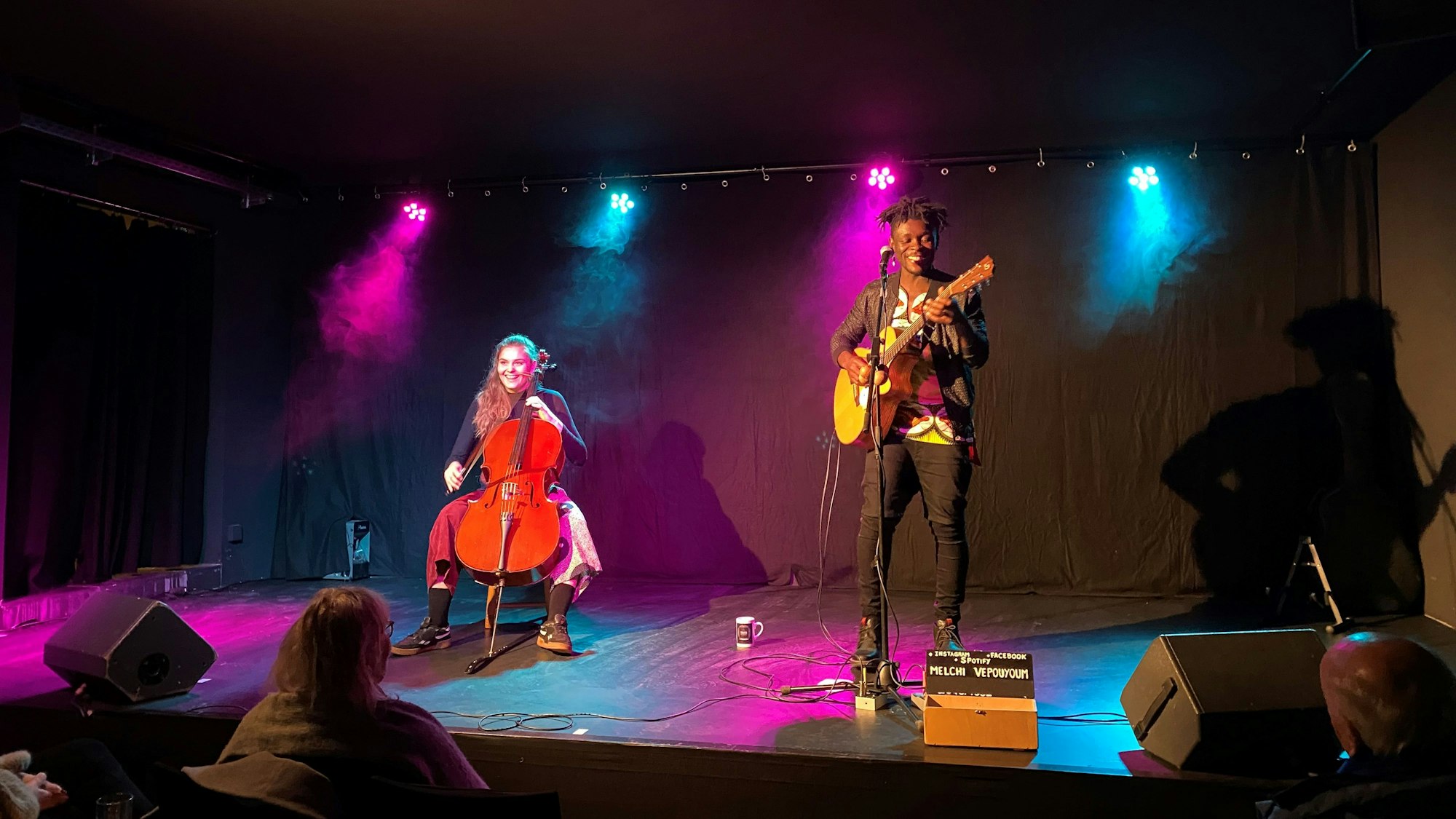 Melchi Vepouyoum bei seinem Auftritt im Theater am Lohmarkt. Leonie Wollersheim begleitete den Musiker am Cello.