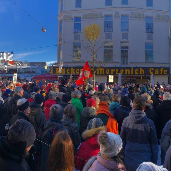Über 500 Menschen demonstrierten auf dem Trotzenburgplatz in Bergisch Gladbach gegen die AfD.