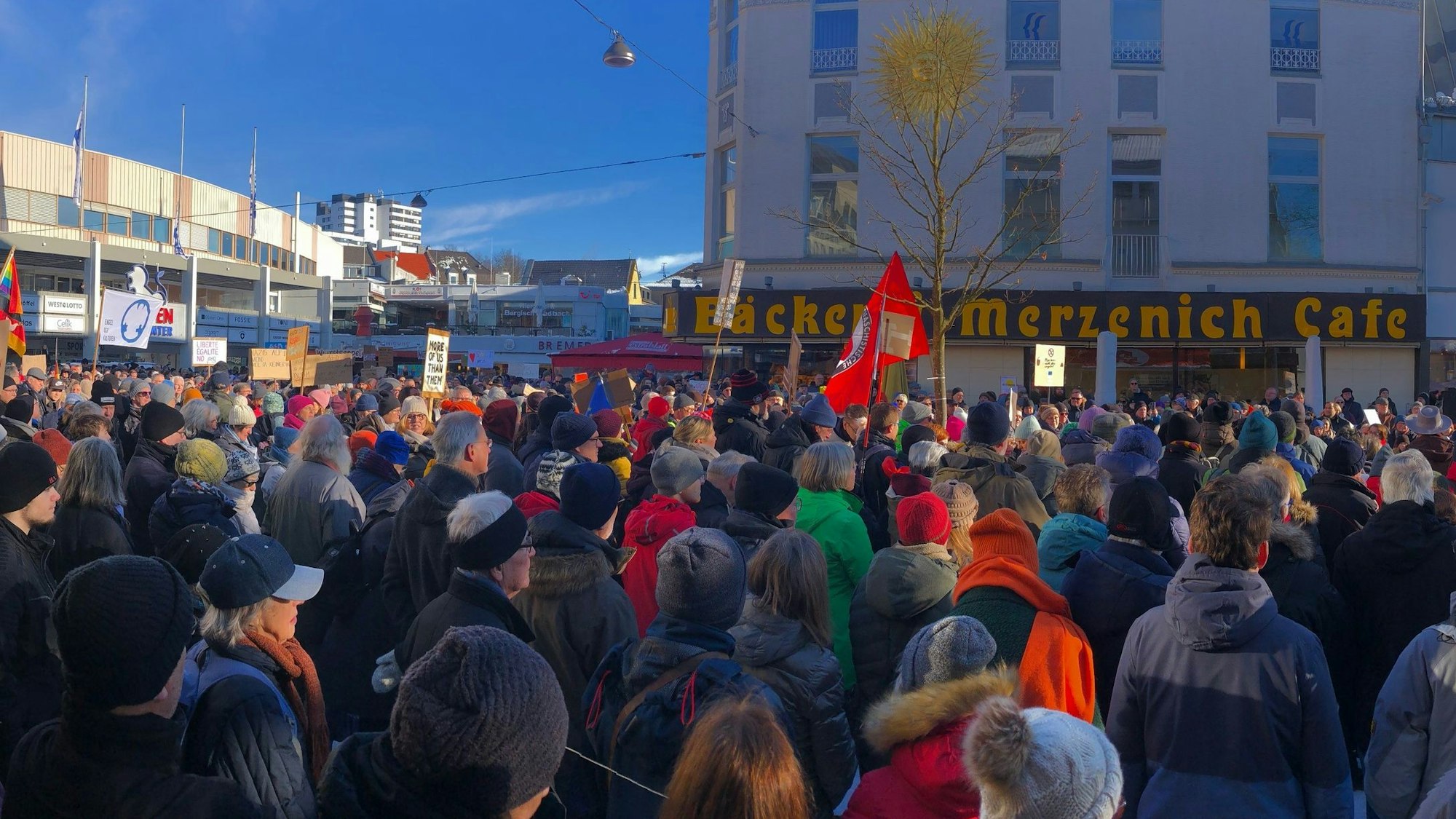 Über 500 Menschen demonstrierten auf dem Trotzenburgplatz in Bergisch Gladbach gegen die AfD.
