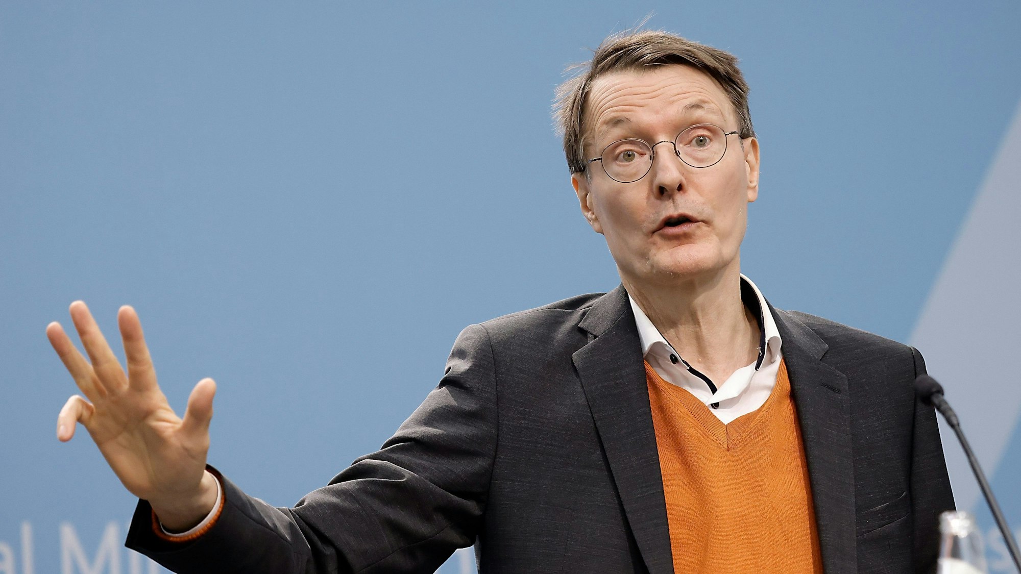Karl Lauterbach (SPD), Bundesgesundheitsminister, spricht auf einer Pressekonferenz auf einem Gipfeltreffen.