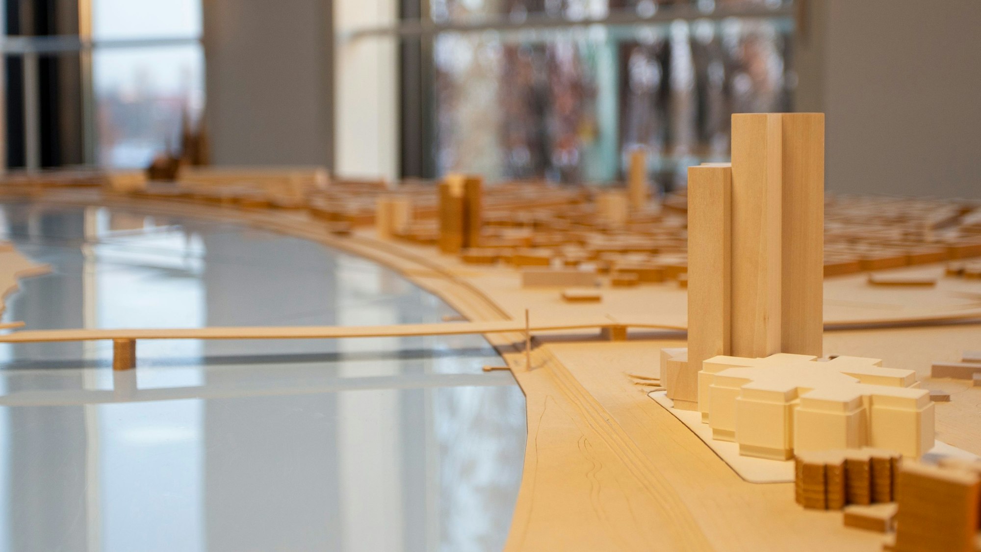 Ein Architekturmodell zeigt einen Entwurf des geplanten DEVK-Hochhauses (r.) im Stadtpanorama.