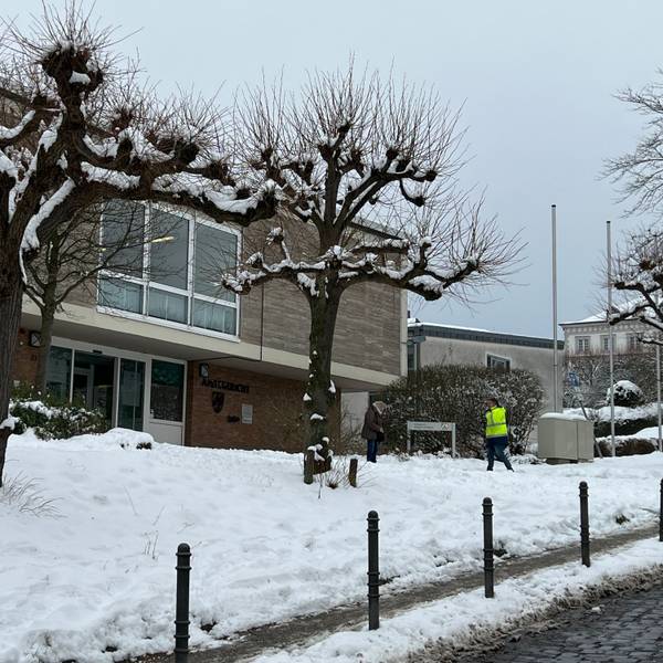 Das Amtsgericht Bensberg bei Schnee.