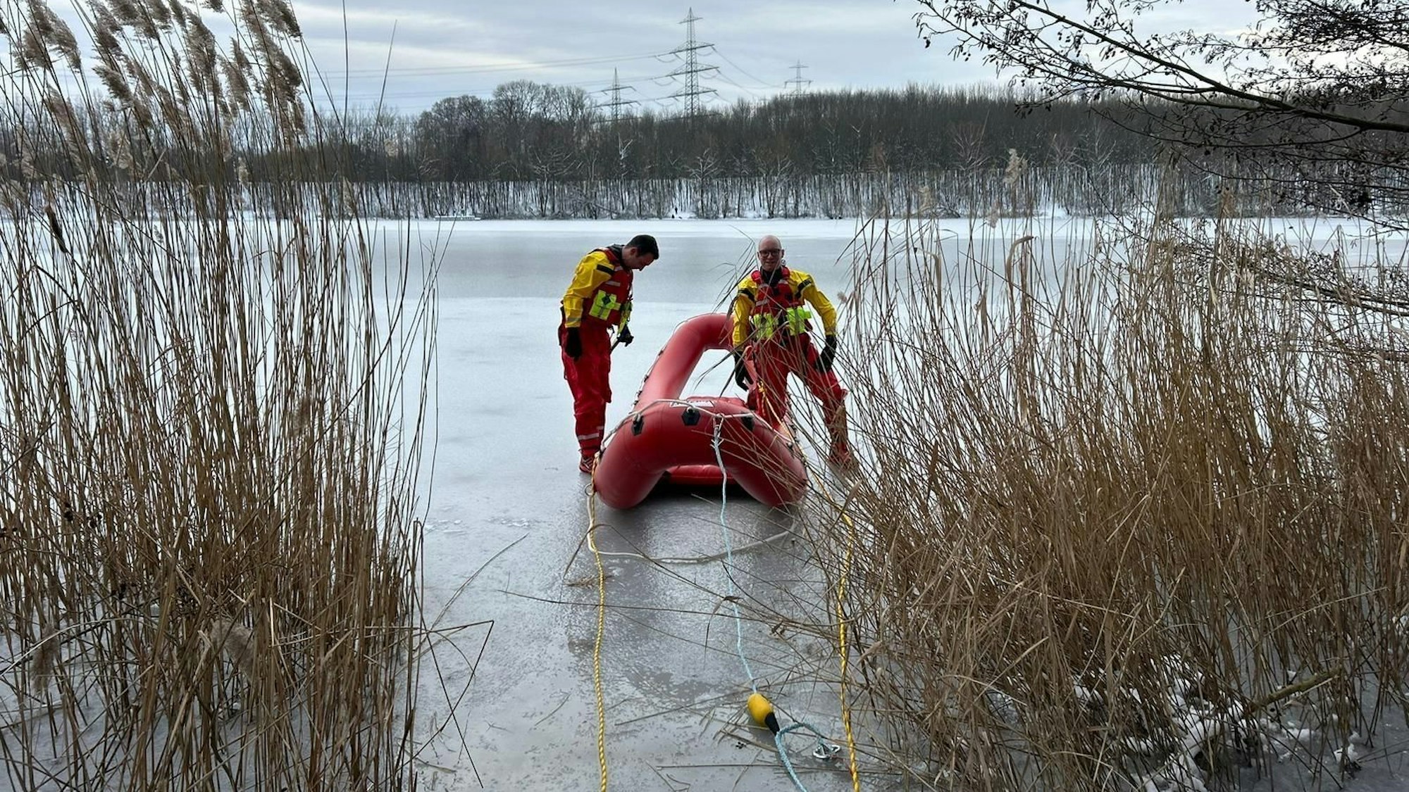 Ein Eisrettungsboot mit zwei Feuerwehrleuten auf dem zugefrorenen Otto-Maigler-See.