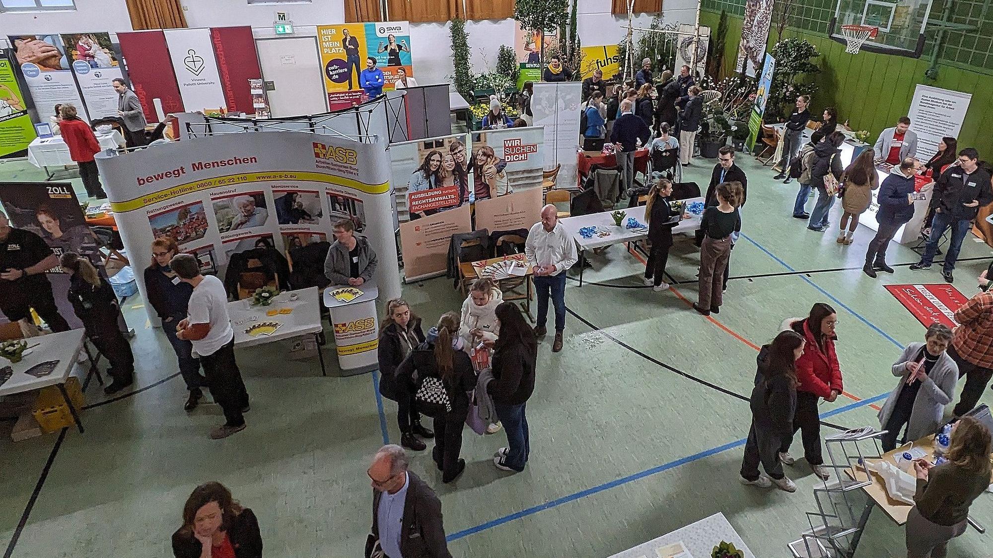 Mehr als 50 Anbieter nahmen an dem „Markt der Möglichkeiten“ an der Ursulinenschule teil
