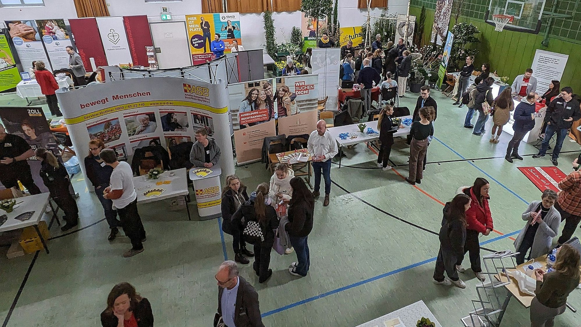 Mehr als 50 Anbieter nahmen an dem „Markt der Möglichkeiten“ an der Ursulinenschule teil