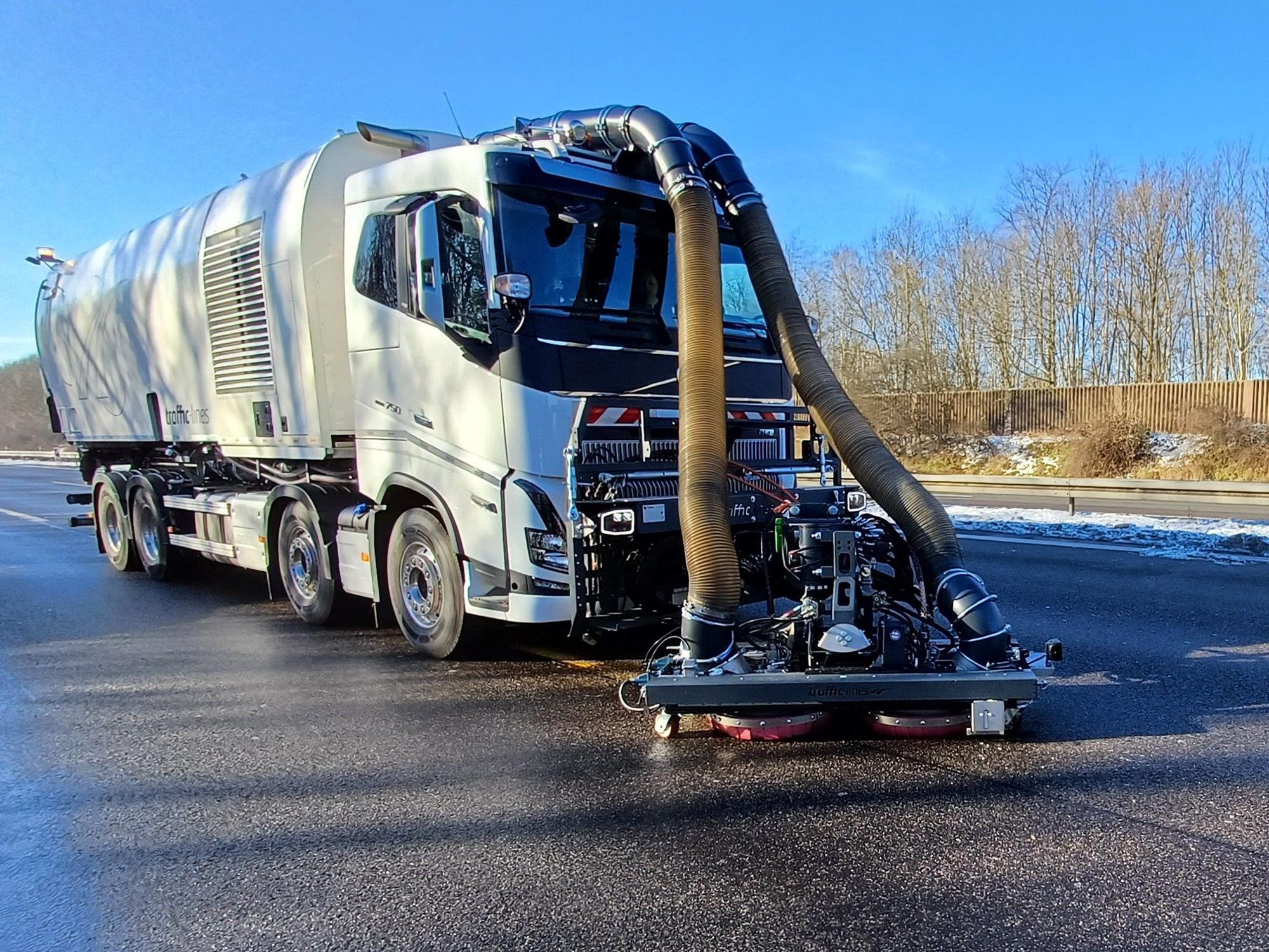 Spezial-LKW reinigen die Asphaltdecke und entfernen gleichzeitig die alten Fahrbahnmarkierungen.