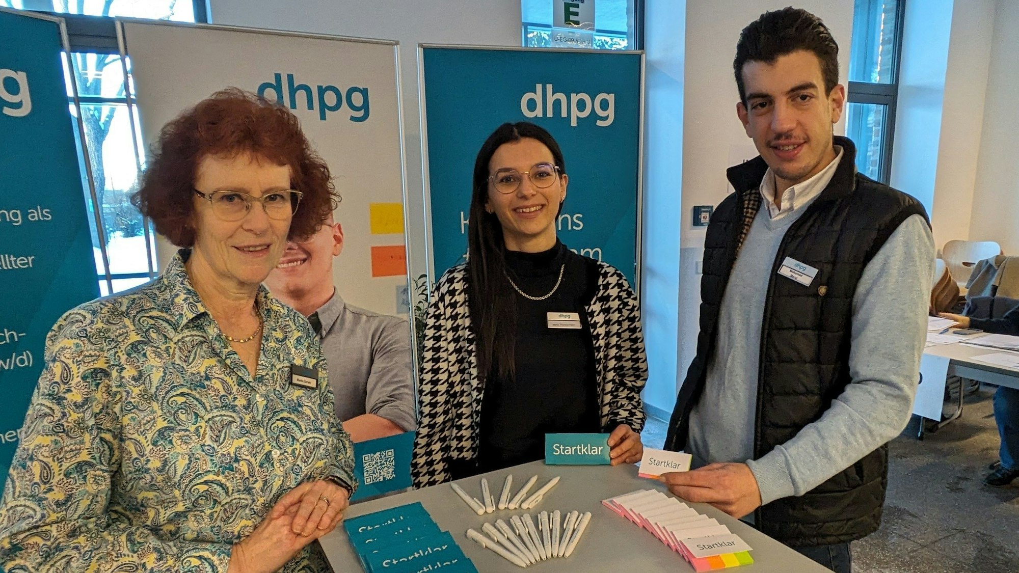 Beim „Markt der Möglichkeiten“ warben Marita Zerlett, Marie-Theresa Klein und Mohamad Merai (von links) am Stand der dhpg um Auszubildende.