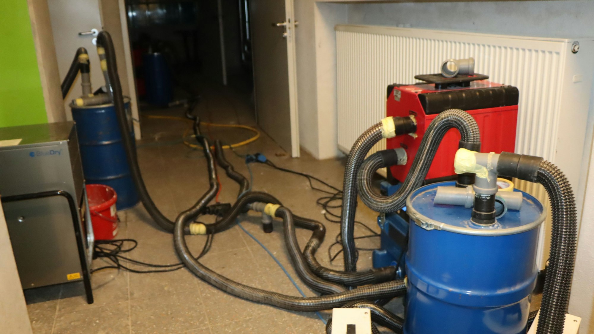 Bautrockner brummen zurzeit im Keller der Ursulinenschule. Mit großen Folien ist die Baustelle abgetrennt.