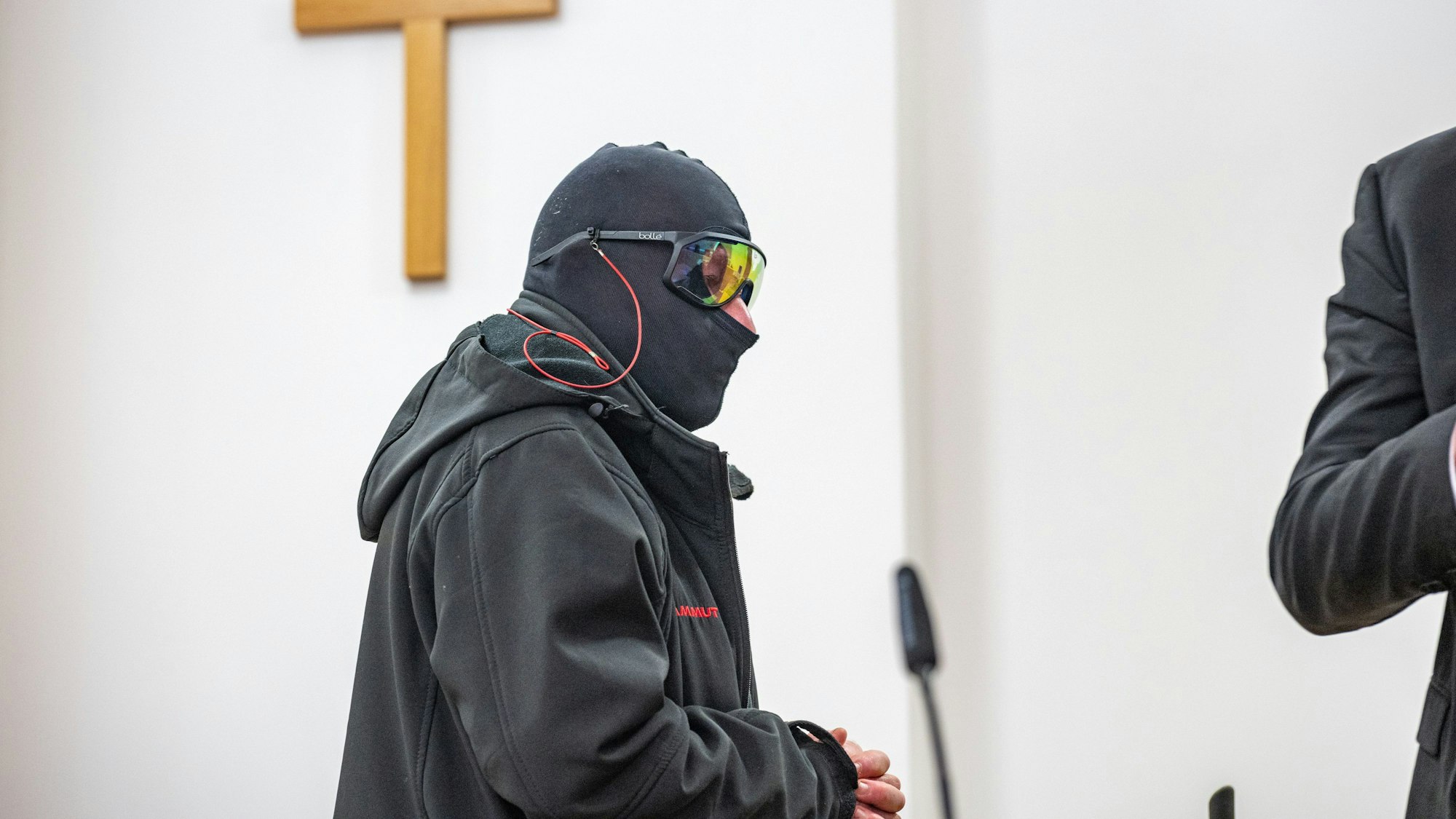 Ein Mann in Sturmhaube