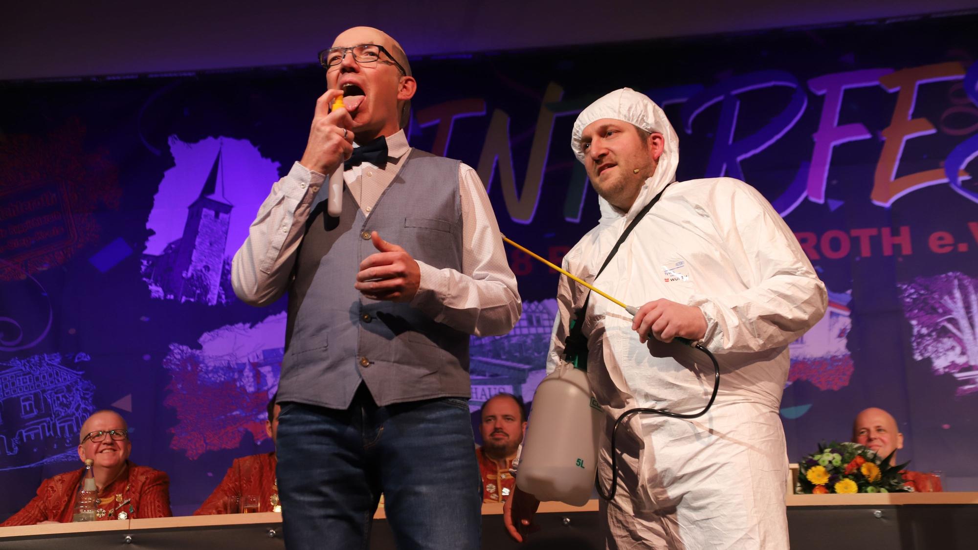 „Zwei echte Keerls“ nahmen sich vor allem des Bürgermeisters an. Markus Neuber (l.) spielt ihn, Arno Schiefen macht den Schädlingsbekämpfer im Rathaus.