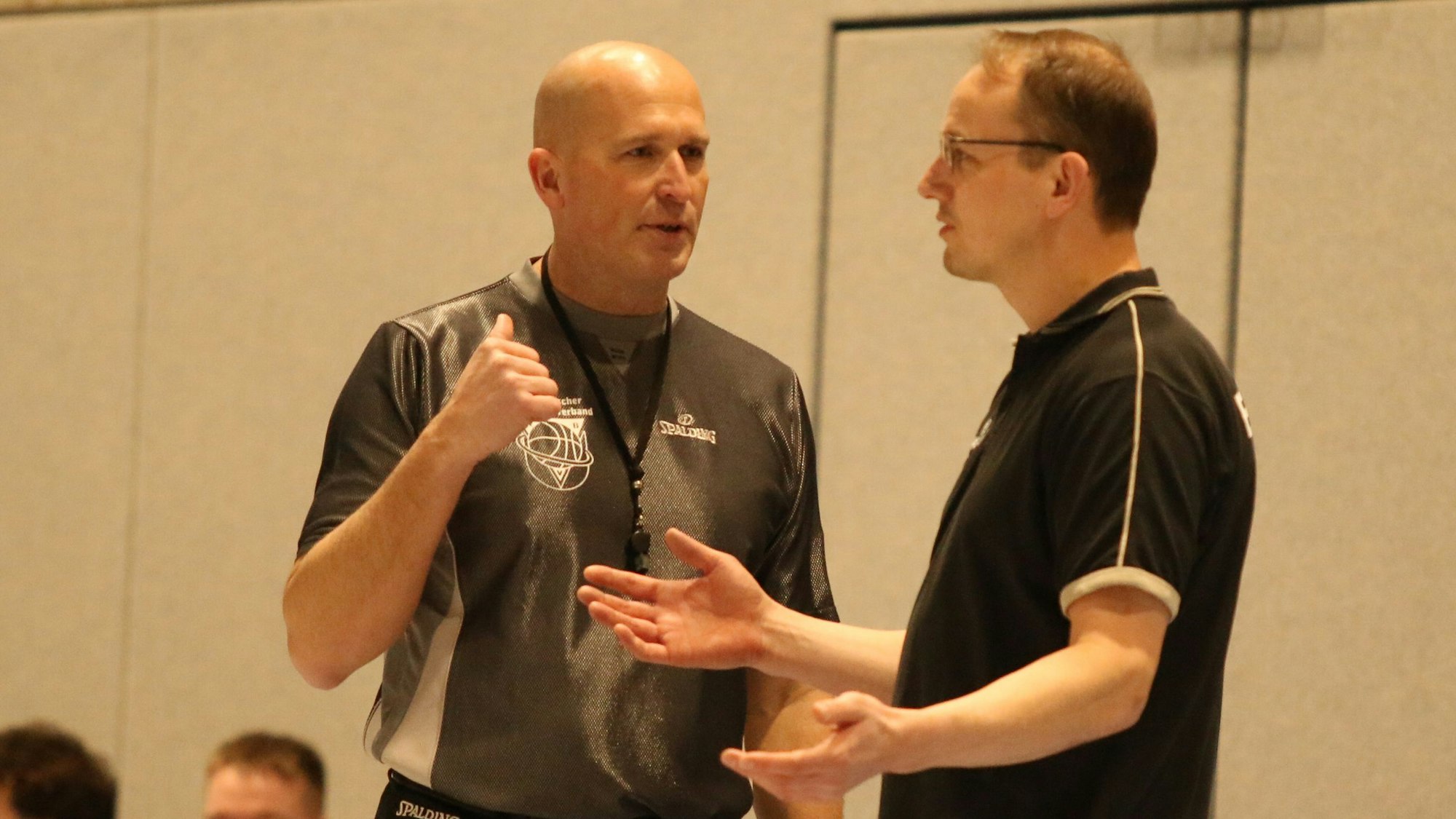 Erftbaskets-Trainer Florian Hammes diskutiert mit einem der beiden Schiedsrichter.