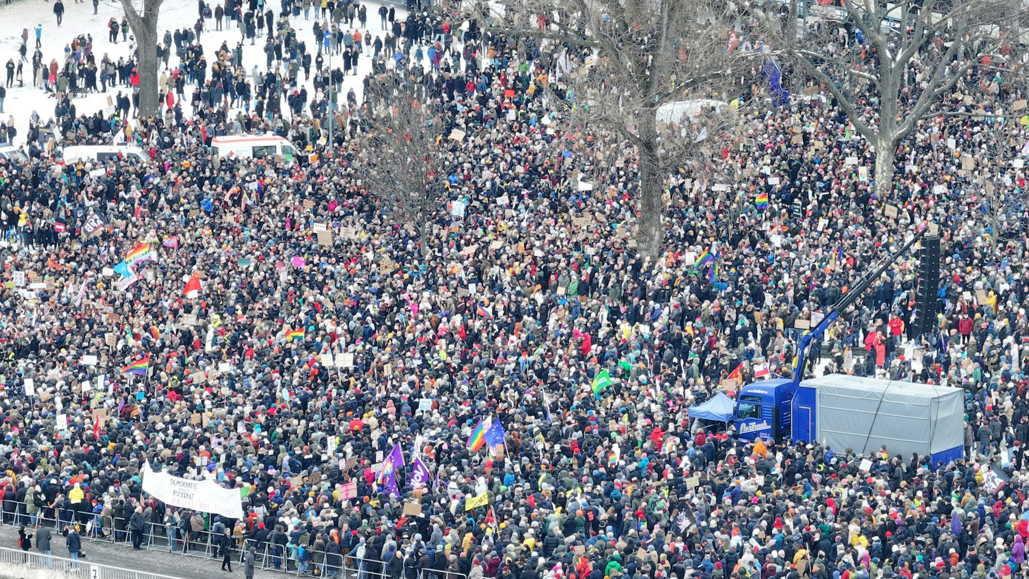 21.01.2024, Nordrhein-Westfalen, Köln: Demonstrierende stehen vor der Bühne auf der Deutzer Werft (Luftaufnahme mit einer Drohne)