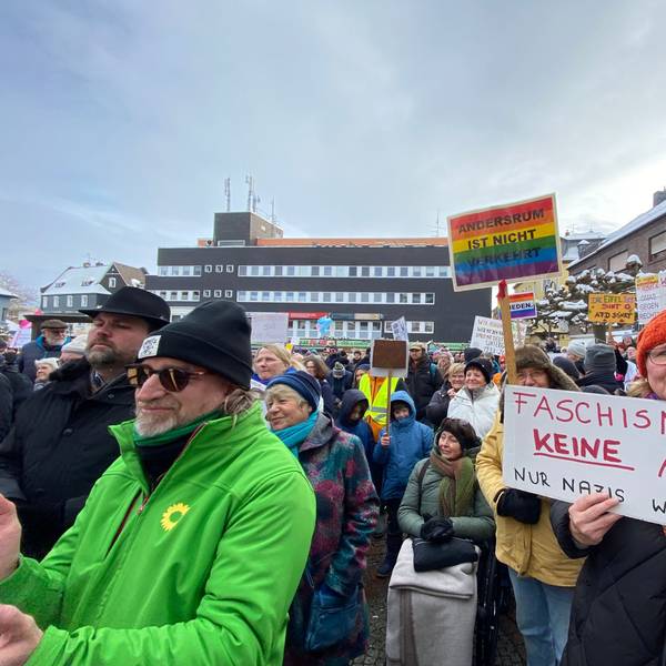 Der Alte Markt in Euskirchen ist gefüllt mit Demonstrierenden, die Banner, Schilder und Fahnen in die Höhe halten.