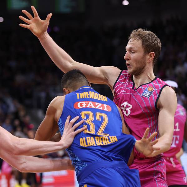 Die beiden Bonner Thomas Kennedy und Christian Sengfelder setzen Berlins Weltmeister Johannes Tiemann gehörig unter Druck.