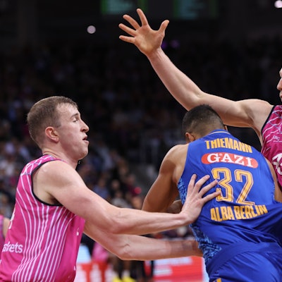 Die beiden Bonner Thomas Kennedy und Christian Sengfelder setzen Berlins Weltmeister Johannes Tiemann gehörig unter Druck.