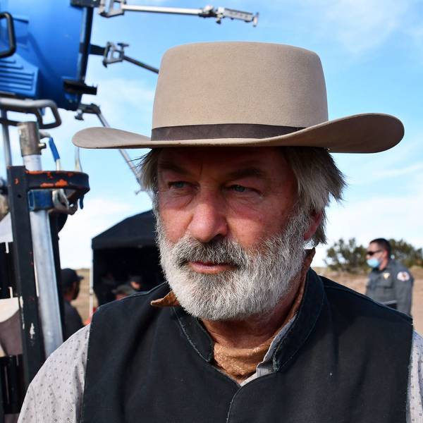 Aus der Waffe von Alec Baldwin löste sich am Set zum Film „Rust“ ein Schuss, der zum Tod einer Kamerafrau führte. Der US-Schauspieler steht erneut vor Gericht. (Archivbild)