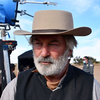 Aus der Waffe von Alec Baldwin löste sich am Set zum Film „Rust“ ein Schuss, der zum Tod einer Kamerafrau führte. Der US-Schauspieler steht erneut vor Gericht. (Archivbild)