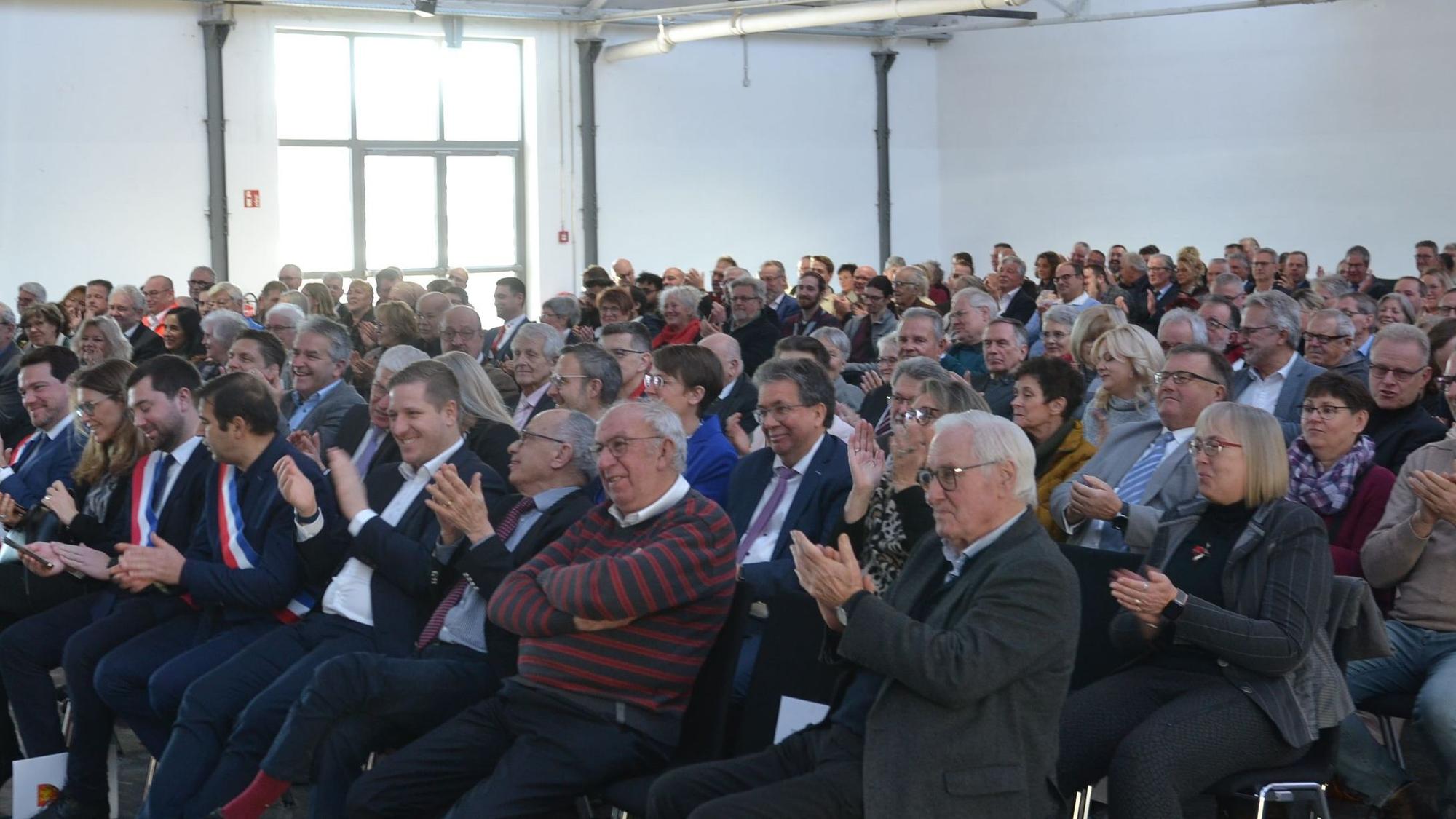 Die Teilnehmer des Neujahrsempfangs applaudieren nach einer Rede.