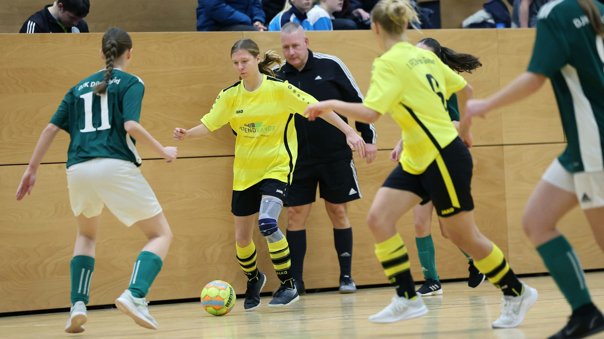DIe Mädchen des 1. FFC Bergisch Gladbach spielen gegen die DJK Dürscheid