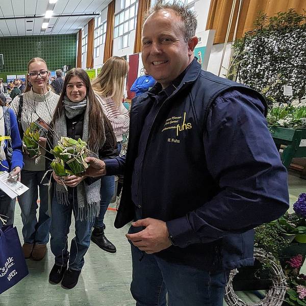 Michael Fuhs von der Gielsdorfer „GartenBaumschule“ Fuhs warb um Auszubildende. Alle Interessentinen bekamen eine Kornelkirsche geschenkt.